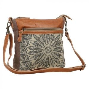 DIZZY CIRCLE SMALL & CROSSBODY BAG
S-1556. Myra Bag. New with tags